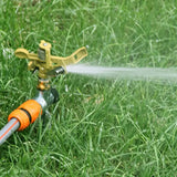 Verstellbarer Rasensprinkler mit rotierendem Sprühkopf. Angebot.