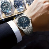Elegante Herren-Armbanduhr, Stahlband mit blauem Ziffernblatt.
