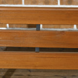 Parkbank mit Rückenlehne. 150 cm Breite. Dunkles Holz. 2-Sitzer. Im typischen Parkbank-Look. Lamellen.