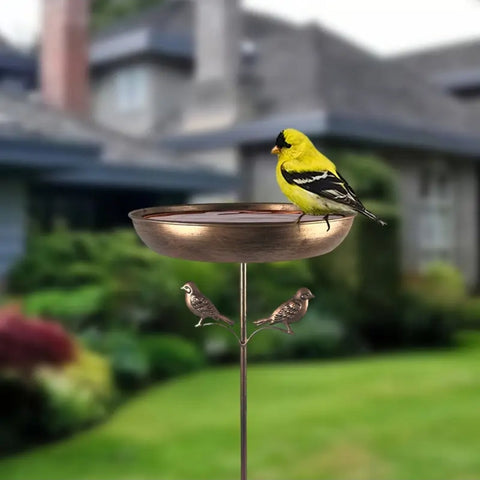 Vintage Vogelbadbrunnen aus Kupfer. Mit zwei Vögelchen als Dekoration.