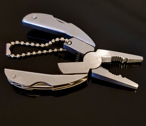 Multitool mit Zange, Messer, Feile, Schraubenzieher (Kreuz und Schlitz) Beißzange.